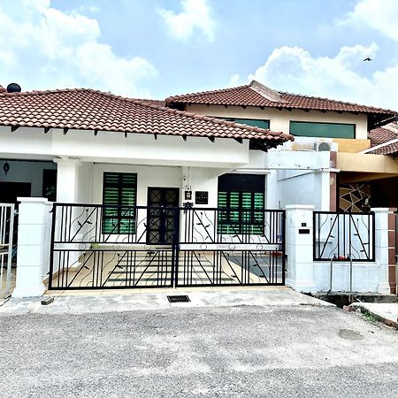 The Amore Homestay Klebang, Melaka Buitenkant foto